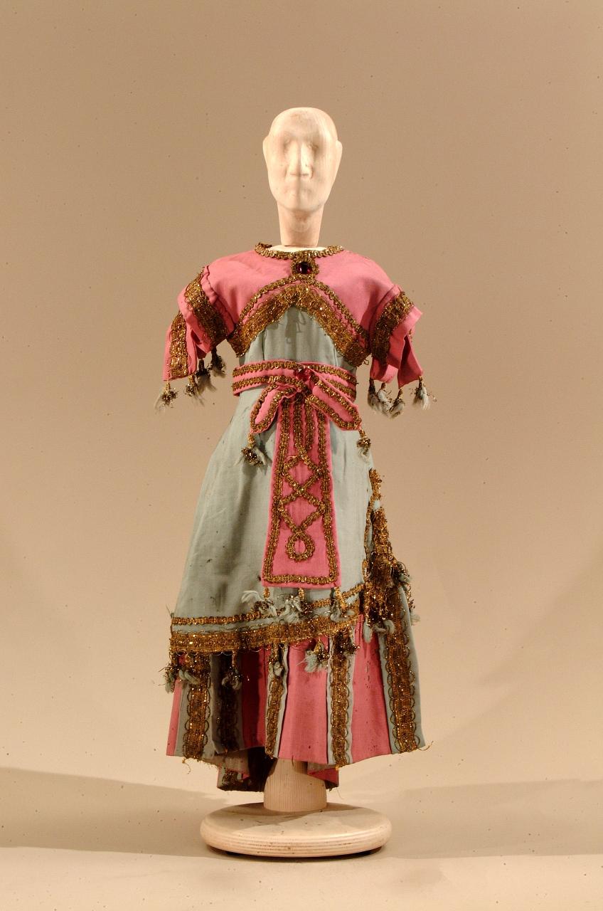 Serpilla (costume) di Compagnia Carlo Colla e Figli; Compagnia Carlo Colla e Figli (ideatore; realizzatore) - Carlo Colla e Figli /Gerolamo||Carlo Colla e Figli /Gerolamo (primo quarto sec. XX)