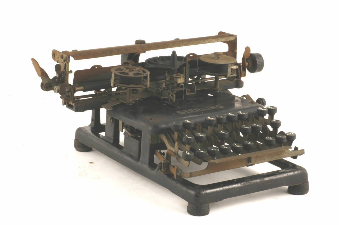 macchina per scrivere di Sterling Typewriter Company||Paulson Charles J. (sec. XX)