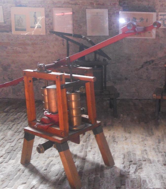 pompa a mano portata a mano