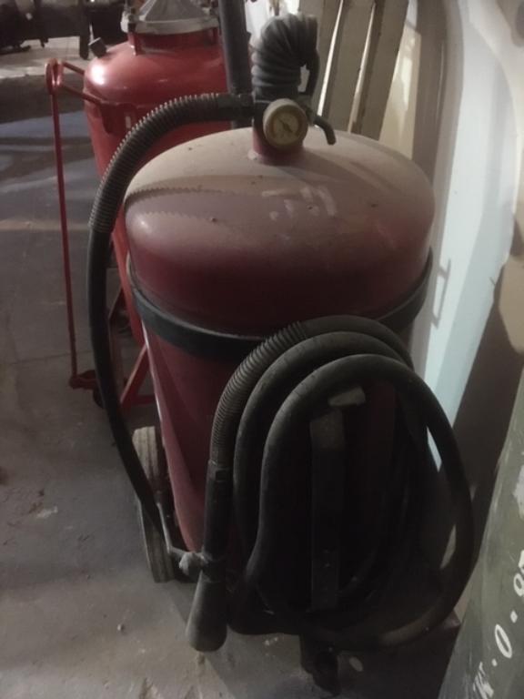 estintore carrellato a polvere di E.M.A.C. s.n.c. Vigarano Pieve (FE) - E.M.A.C. s.n.c. Vigarano Pieve (FE) (sec. XX)