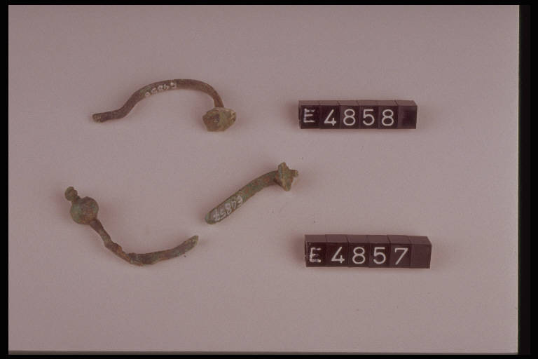 fibula ad arco serpeggiante - cultura di Golasecca (fine/inizio secc. VI/ V a.C.)