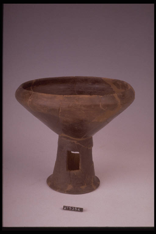 coppa su alto piede - cultura di Golasecca (sec. VII a.C.)