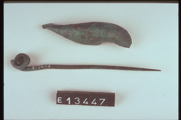 fibula a navicella - cultura di Golasecca (fine/inizio secc. VI/ V a.C.)