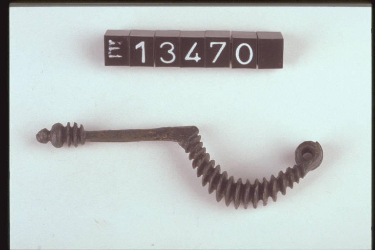 fibula a grandi coste - cultura di Golasecca (fine/inizio secc. VI/ V a.C.)