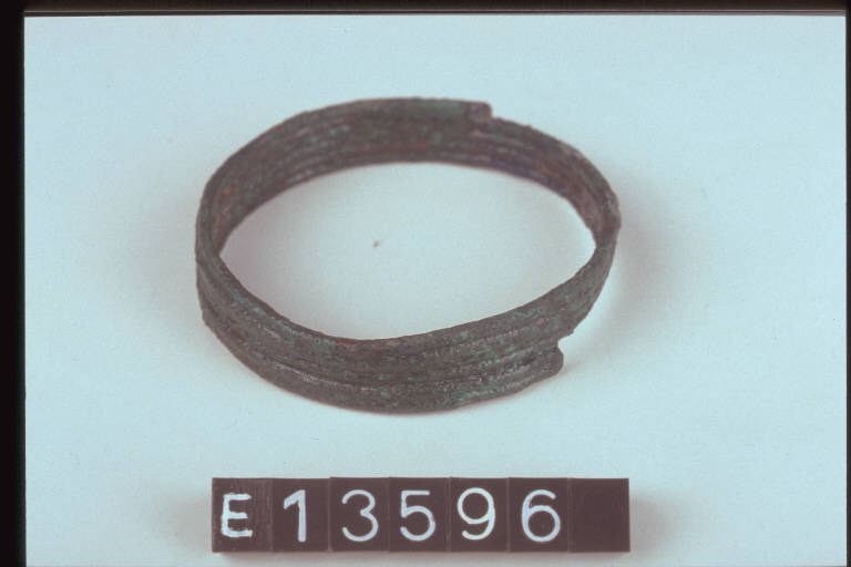 orecchino - cultura di Golasecca (fine/inizio secc. VI/ V a.C.)