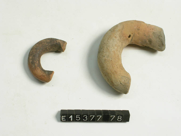 ansa a bastoncello (secc. X/ IV a.C.)