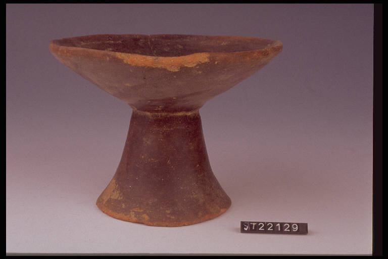 coppa su alto piede - cultura di Golasecca (secc. VIII/ VII a.C.)