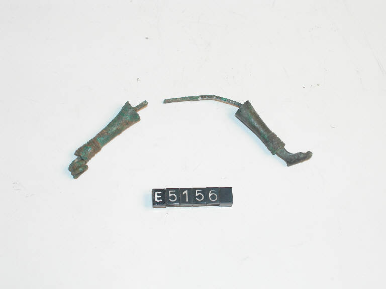 fibula ad arco composito - cultura di Golasecca (fine/inizio secc. VI/ V a.C.)