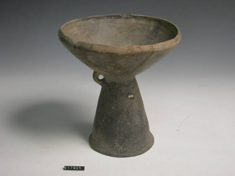 coppa su alto piede - Cultura di Golasecca (secc. VI/ V a.C.)