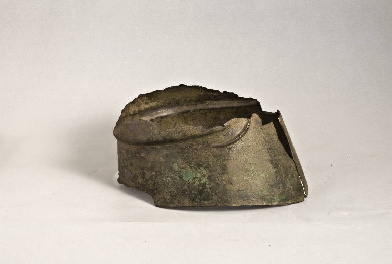 elmo/ frammento, apulo corinzio (secc. VI/V a.C.)