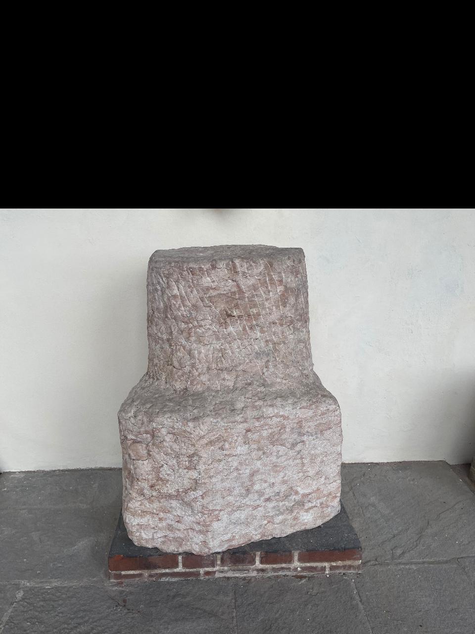 Blocco poligonale con colonna sbozzata (secc. I/ II)