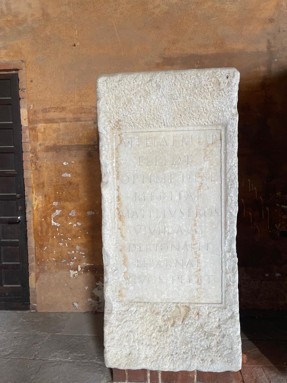 Cippo funerario con iscrizione riutilizzato come sarcofago (sec. II)