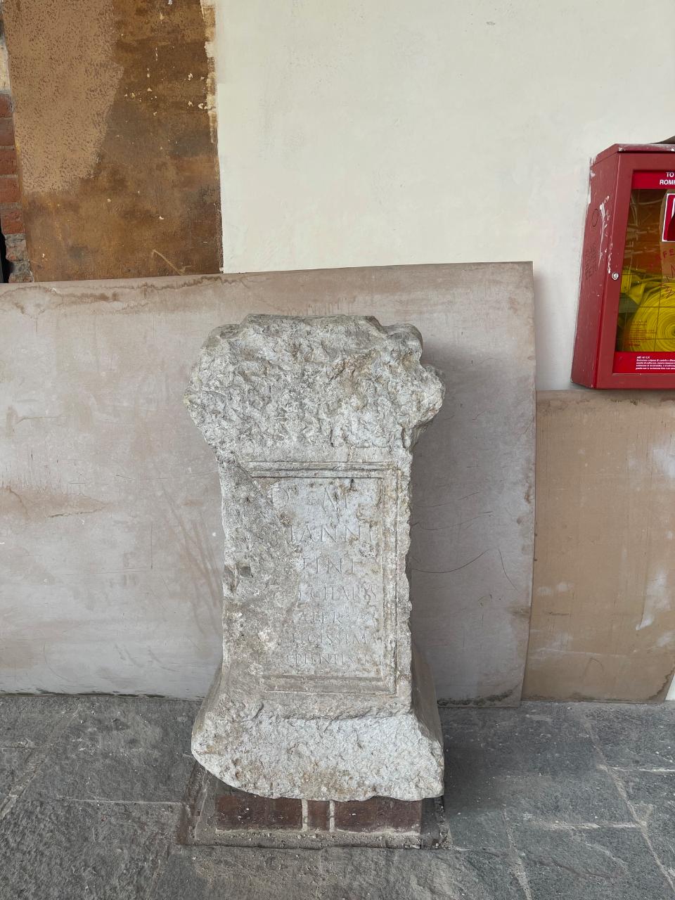 Ara funeraria iscritta (sec. II)