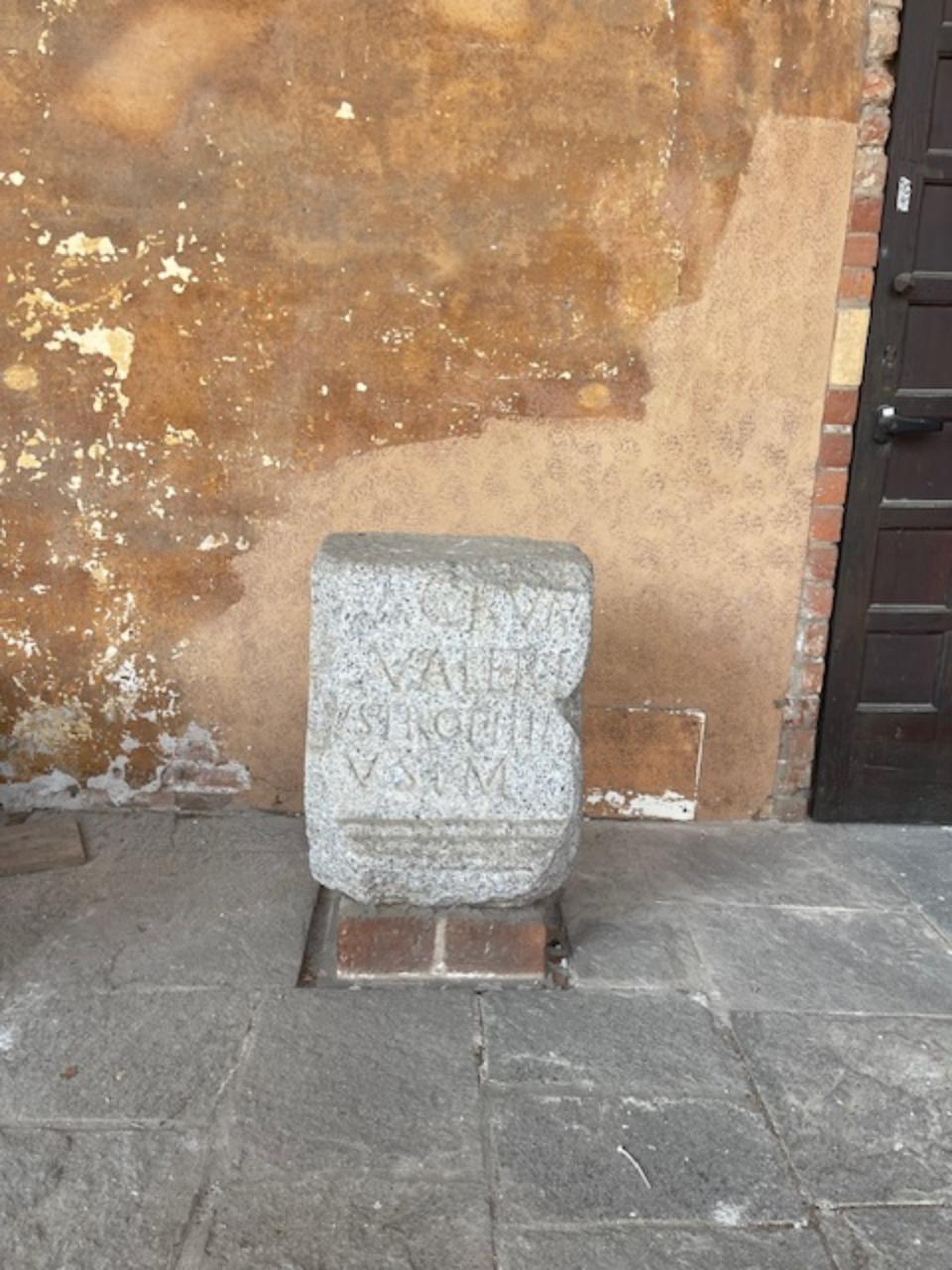 Parte inferiore di ara votiva iscritta (secc. I/ II)