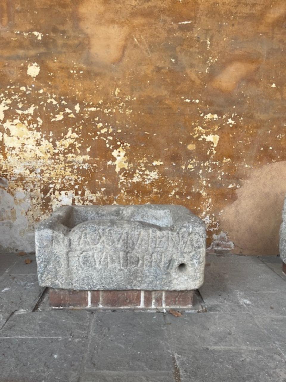 Piccolo sarcofago iscritto (sec. II)