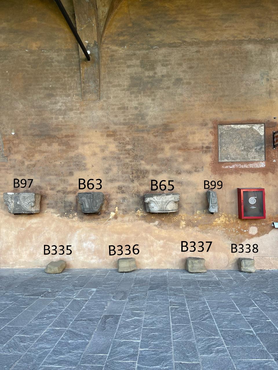 Capitelli e basi di pilastri provenienti dalle due cattedrali di Pavia. (sec. XII)