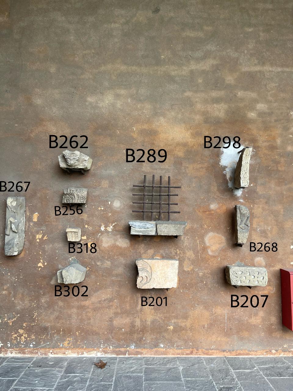 Reperti provenienti da varie zone di Pavia. (sec. XII)