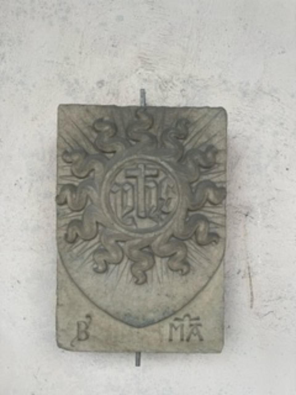 Serraglia di porta con monogramma (sec. XV)