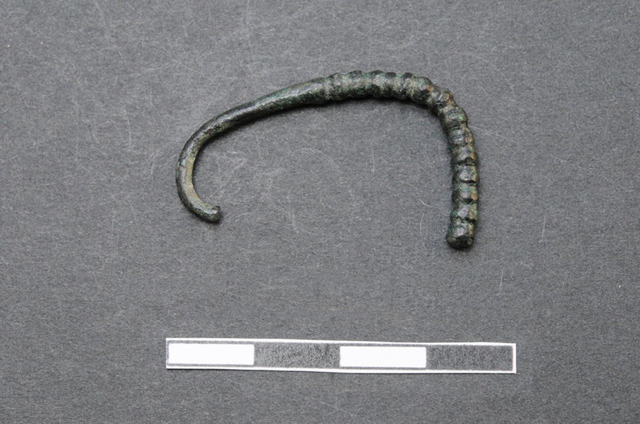 Fibula, von Eles Masi: tipo ad arco semplice con estremità anteriore ritorta, variante H - cultura protovillanoviana padana (Bronzo Finale)