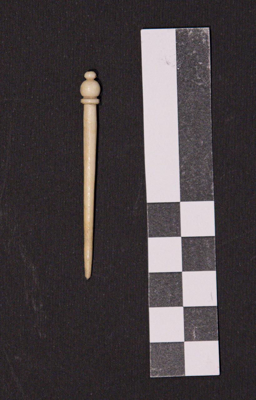 spillone, crinale con testa a forma di bulbo e disco sporgente tipo Beal A XX, 10 - età tardoromana (età romana tardoantica)