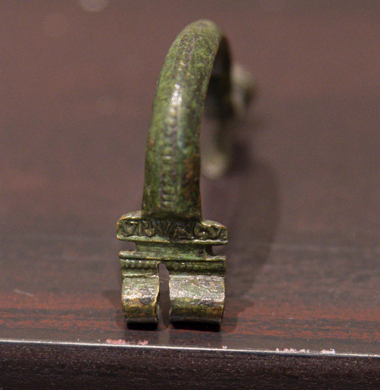 fibula a cerniera, Aucissa - Feugère 1985 tipo 22 - età romana (età romana imperiale)