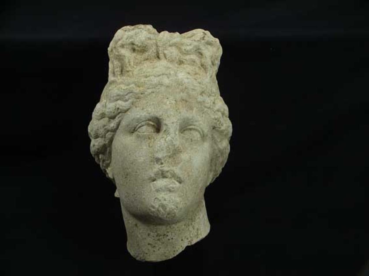 statua femminile/ testa, Afrodite Capitolina - età romana (fine/ inizio I sec. a.C. - I sec. d.C.)